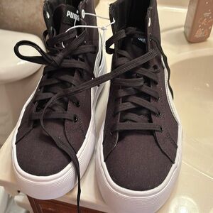 New Women’s Puma sneakers